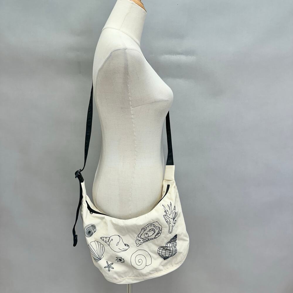 Baggu Medium nylon crescent bag in Embroidered Shells crossbody adjustable NWT - Picture 2 of 16